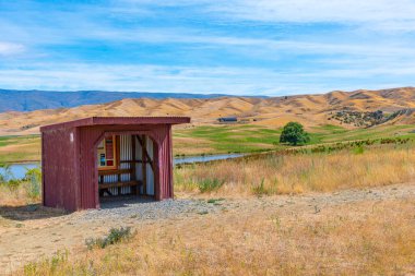 Yeni Zelanda 'da Merkez Otago Demiryolu bisiklet yolu rotasındaki bilgi kabini.