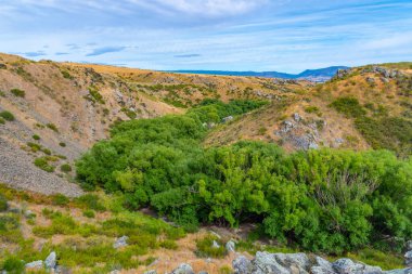 Ida Nehri Vadisi Yeni Zelanda 'da Merkez Otago Demiryolu bisiklet yolu kenarında.