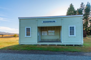 Wedderburn 'deki eski tren istasyonu Yeni Zelanda' da Merkez Otago Demiryolu bisiklet yolu rotası üzerinde.