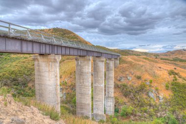 Merkez Otago 'daki Taieri nehri üzerindeki köprü Yeni Zelanda' daki bisiklet yolu.