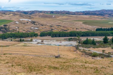 Otago bölgesinin manzarası Yeni Zelanda 'daki Merkez Otago Demiryolu bisiklet yolundan
