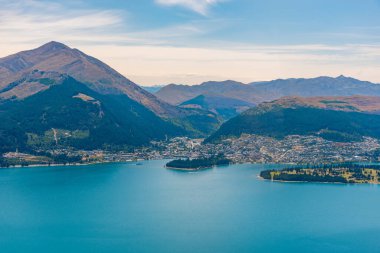 Queenstown 'un Yeni Zelanda' daki Wakatipu Gölü 'ndeki hava manzarası