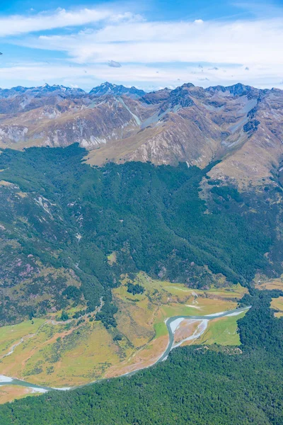 Vista Aérea Río Serpenteando Través Los Alpes Del Sur Cerca —  Fotos de Stock