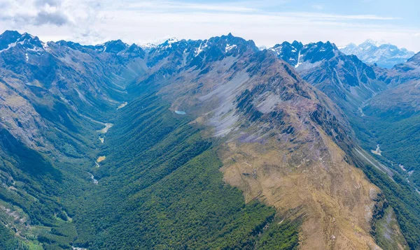 Vista Aérea Río Serpenteando Través Los Alpes Del Sur Cerca —  Fotos de Stock