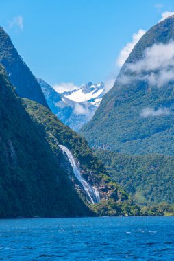 Bowen Yeni Zelanda 'daki Milford Sound' da düştü.