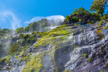 Yeni Zelanda 'daki Milford Sound Şelalesi