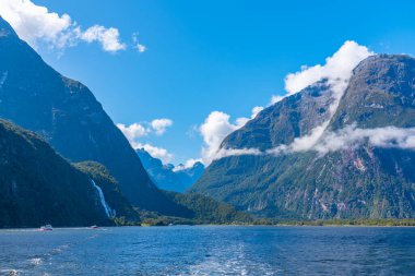 Bowen Yeni Zelanda 'daki Milford Sound' da düştü.