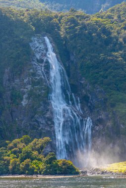 Bowen Yeni Zelanda 'daki Milford Sound' da düştü.