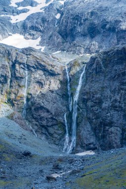 Yeni Zelanda 'daki Milford Sound Şelalesi
