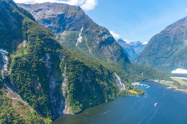 ニュージーランドでのミルフォードサウンドの空中ビュー — ストック写真