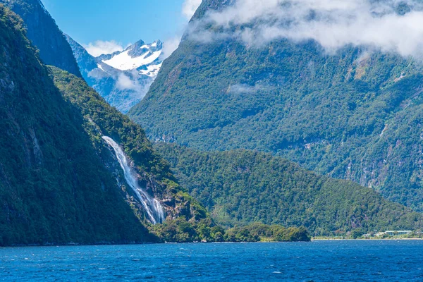 Bowen Faller Vid Milford Sound Nya Zeeland — Stockfoto