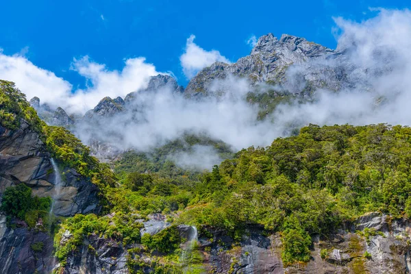 Καταρράκτης Στο Milford Sound Στη Νέα Ζηλανδία — Φωτογραφία Αρχείου