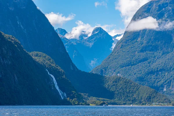 Bowen Faller Vid Milford Sound Nya Zeeland — Stockfoto