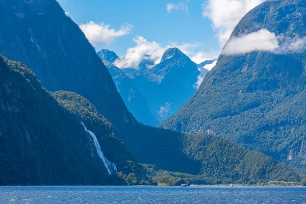 Bowen Padá Milford Sound Novém Zélandu — Stock fotografie