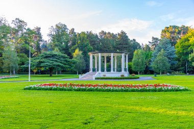 Invercargill, Yeni Zelanda 'daki Queens Park' taki beyaz pavyon.
