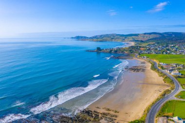 Yeni Zelanda 'nın Kaka noktasındaki bir plajın havadan görünüşü