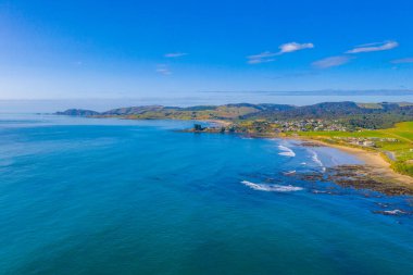 Yeni Zelanda 'nın Kaka noktasındaki bir plajın havadan görünüşü
