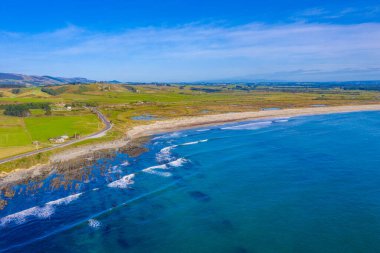 Yeni Zelanda 'nın Kaka noktasındaki bir plajın havadan görünüşü