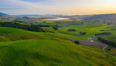 Yeni Zelanda 'daki Waihola Gölü' nün havadan görünüşü