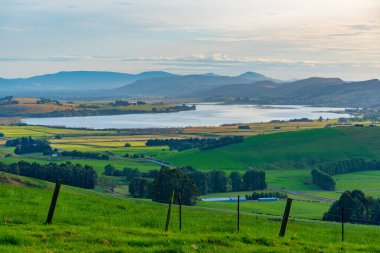 Yeni Zelanda 'daki Waihola Gölü' nün havadan görünüşü