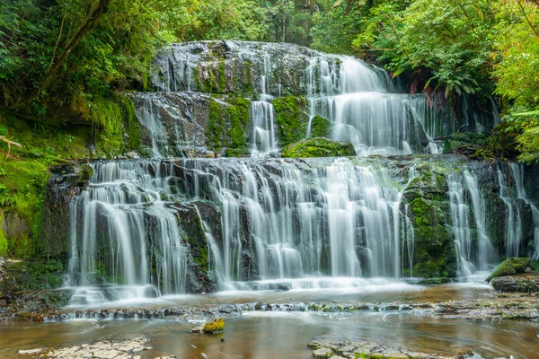 Yeni Zelanda 'nın Catlins bölgesinde Purakaunui Şelalesi