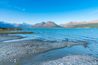Aoraki / Mt. Aşçı Yeni Zelanda 'da Pukaki gölünün arkasında görüldü.