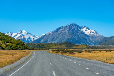 Aoraki / Mt. Aşçı Yeni Zelanda 'da bir yoldan izlendi