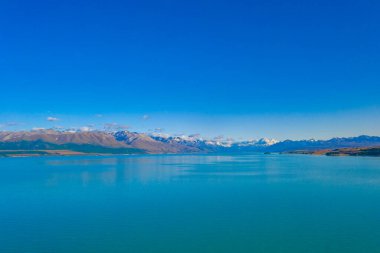 Aoraki / Mt. Aşçı Yeni Zelanda 'da Pukaki gölünün arkasında görüldü.