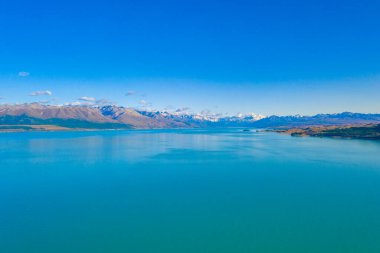 Aoraki / Mt. Aşçı Yeni Zelanda 'da Pukaki gölünün arkasında görüldü.