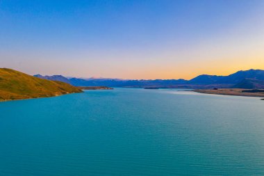 Yeni Zelanda 'da Tekapo Gölü' nün gün batımı manzarası