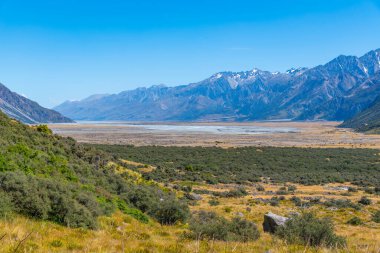Erimiş buz, Tasman Buzulu 'nu Aoraki Dağı' ndaki bir vadide bırakıyor. Yeni Zelanda 'da Ulusal Parkı Pişir