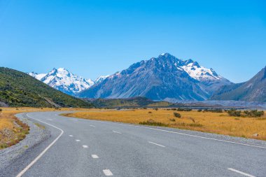 Aoraki / Mt. Aşçı Yeni Zelanda 'da bir yoldan izlendi