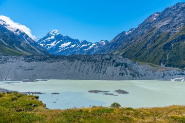 Aoraki / Cook Dağı Yeni Zelanda 'daki Mueller Gölü' nün arkasında görüldü