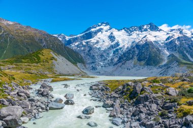 Aoraki Dağı 'ndaki fahişe nehri. Yeni Zelanda 'da Ulusal Parkı Pişir