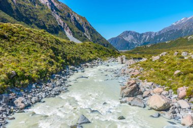 Aoraki Dağı 'ndaki fahişe nehri. Yeni Zelanda 'da Ulusal Parkı Pişir