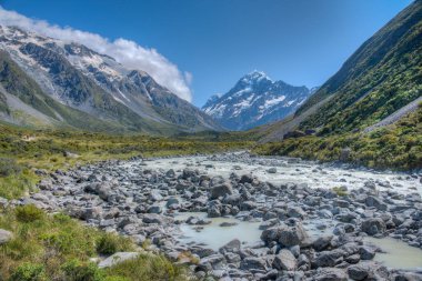 Fahişe vadisi Yeni Zelanda 'da Aoraki / Cook Dağı' na çıkıyor.