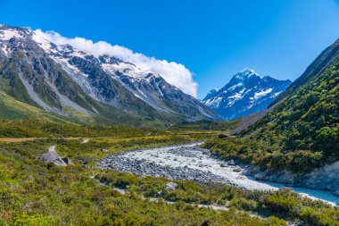 Fahişe vadisi Yeni Zelanda 'da Aoraki / Cook Dağı' na çıkıyor.