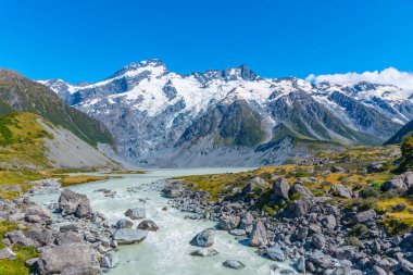 Sefton Dağı Yeni Zelanda 'daki Mueller Gölü' nün arkasında görüldü