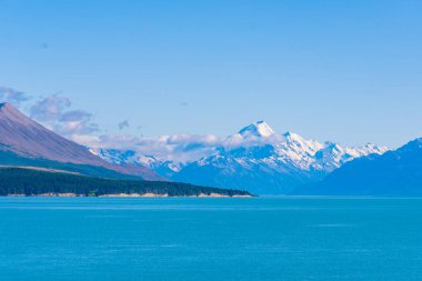 Aoraki / Mt. Aşçı Yeni Zelanda 'da Pukaki gölünün arkasında görüldü.