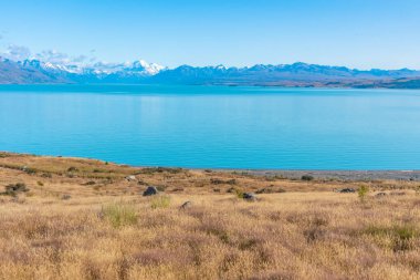 Aoraki / Mt. Aşçı Yeni Zelanda 'da Pukaki gölünün arkasında görüldü.