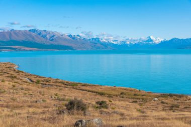 Aoraki / Mt. Aşçı Yeni Zelanda 'da Pukaki gölünün arkasında görüldü.