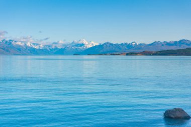 Aoraki / Mt. Aşçı Yeni Zelanda 'da Pukaki gölünün arkasında görüldü.