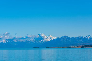 Aoraki / Mt. Aşçı Yeni Zelanda 'da Pukaki gölünün arkasında görüldü.