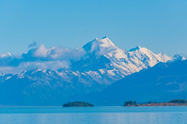 Aoraki / Mt. Aşçı Yeni Zelanda 'da Pukaki gölünün arkasında görüldü.