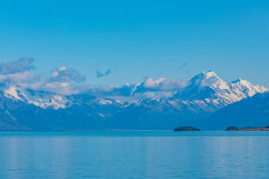 Aoraki / Mt. Aşçı Yeni Zelanda 'da Pukaki gölünün arkasında görüldü.