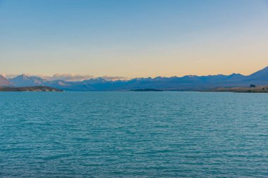 Yeni Zelanda 'da Tekapo Gölü' nün gün doğumu manzarası