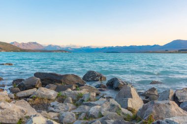 Yeni Zelanda 'da Tekapo Gölü' nün gün doğumu manzarası