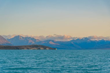 Yeni Zelanda 'da Tekapo Gölü' nün gün doğumu manzarası