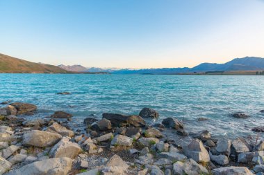 Yeni Zelanda 'da Tekapo Gölü' nün gün doğumu manzarası