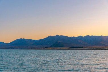 Yeni Zelanda 'da Tekapo Gölü' nün gün batımı manzarası